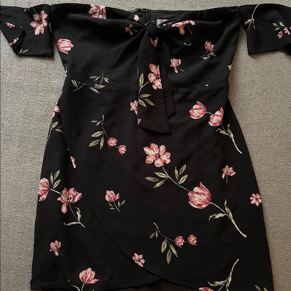 Tobi Fiona Off The Shoulder Shift Dress - Picture 1 of 3